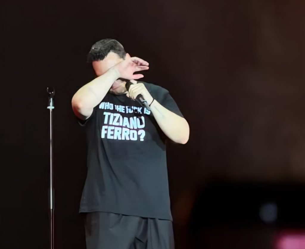 Tiziano Ferro in lacrime durante il concerto a Lignano Sabbiadoro mentre canta La fine