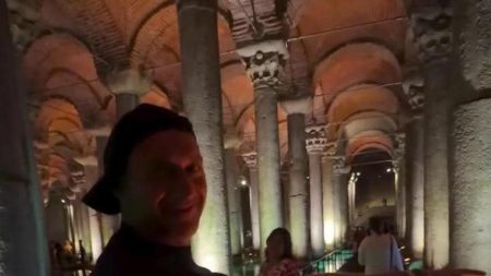 Francesco Totti a Istanbul durante lo scherzo a una turista nella Cisterna Basilica