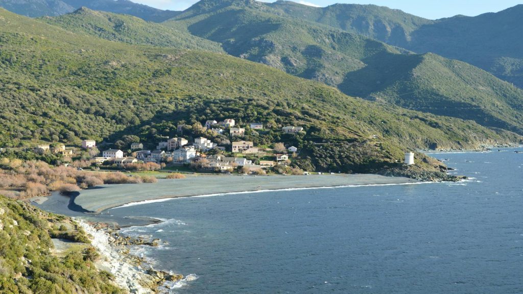 Baia di Caminia in Calabria con mare turchese, spiaggia chiara e scogliere sul Golfo di Squillace