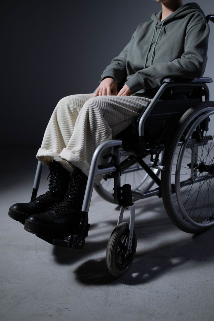 Napoli, 29enne disabile gambizzato per un like sui social: colpito all’unica gamba rimasta Napoli, 29enne disabile gambizzato per un like sui social nella zona Ponti Rossi