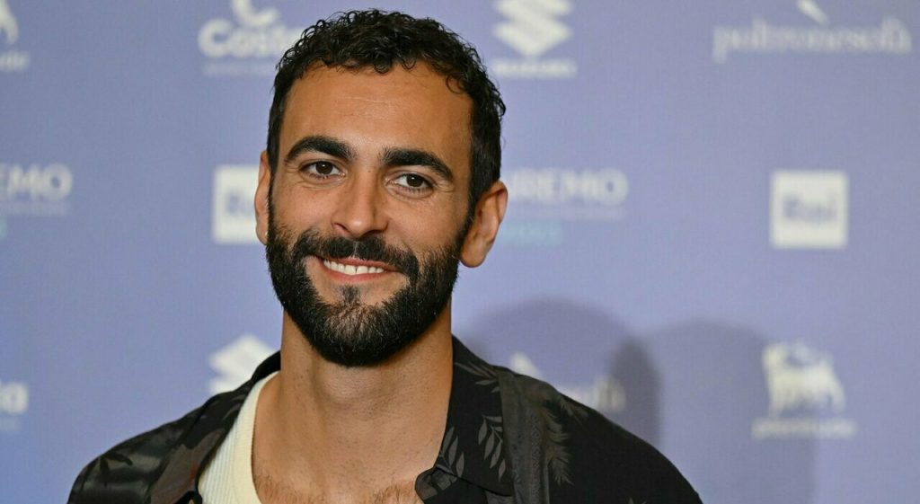 Marco Mengoni sorprende a Milano con Allo Sbagliato: 26 serate, 500 posti e concerti senza smartphone Marco Mengoni, protagonista del progetto Allo Sbagliato a Milano