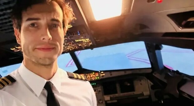 Leandro Bertazzo morto a 42 anni, l’istruttore si sarebbe suicidato lanciandosi dal Cessna: l’allieva 22enne atterra da sola
