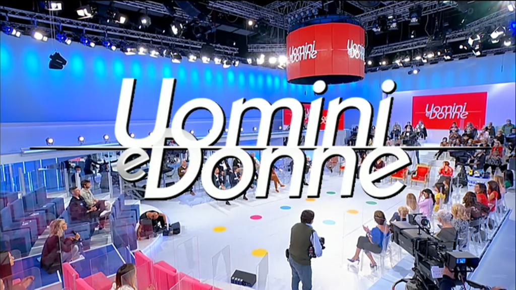 Studio di Uomini e Donne con il logo del programma