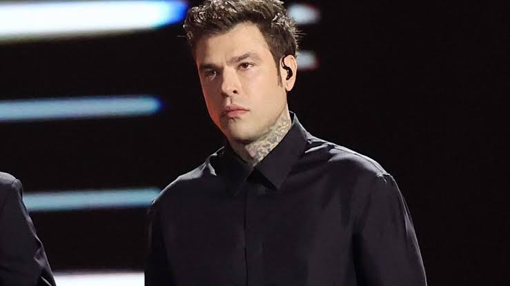 Come sta Fedez, tornato a casa dopo il ricovero: “Sei sconosciuti mi hanno salvato la vita”. Lo stop ai concerti e la paura per i figli