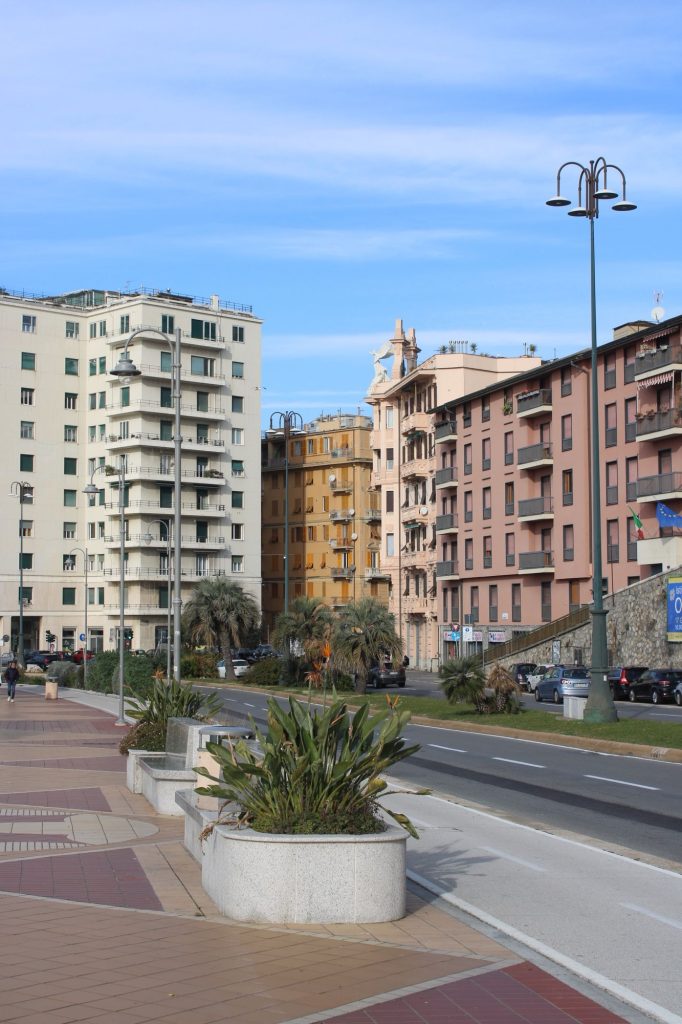 Scampia, ragazza di 13 anni precipita dal decimo piano e muore: indagini in corso