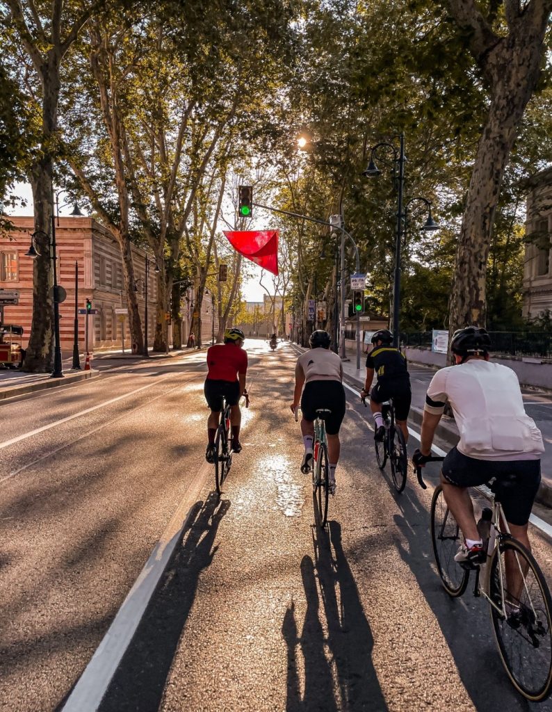 Lanzo Torinese, automobilista investe sei ciclisti dopo un litigio: torna indietro e li travolge di nuovo, due sono gravi