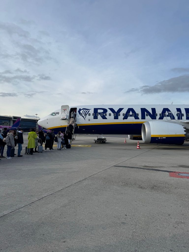 Treviso, sale sul volo Ryanair ma la moglie resta a terra per overbooking: protesta a bordo e prende una multa da 3mila euro