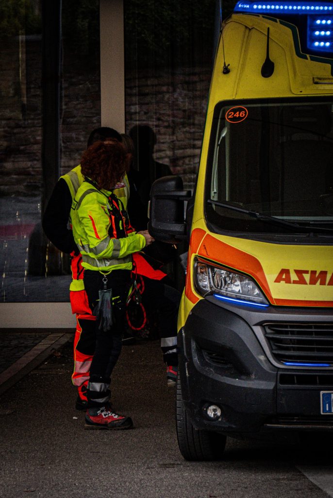 Fossacesia, difende il figlio durante una lite e viene colpito con un pugno: padre 50enne in coma, indagato un 19enne