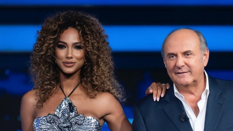 Samira Lui e Gerry Scotti nello studio de La Ruota della Fortuna
