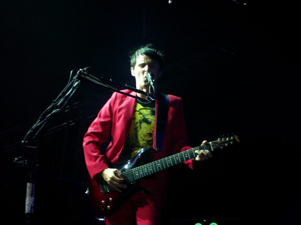 Matt Bellamy dei Muse durante un concerto dal vivo