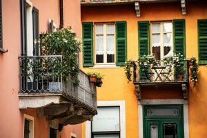 Balcone di un edificio, immagine di repertorio per la notizia del bambino precipitato a Montelanico