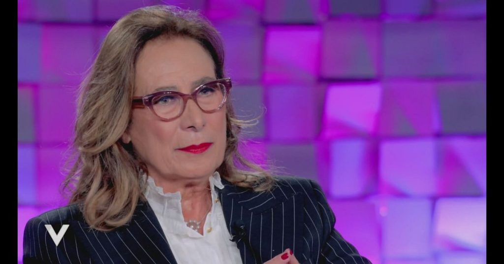 Cesara Buonamici a Verissimo con Ilary Blasi e Selvaggia Lucarelli: età, marito Joshua Kalman e carriera dal TG5 al Grande Fratello Cesara Buonamici ospite a Verissimo con Ilary Blasi e Selvaggia Lucarelli