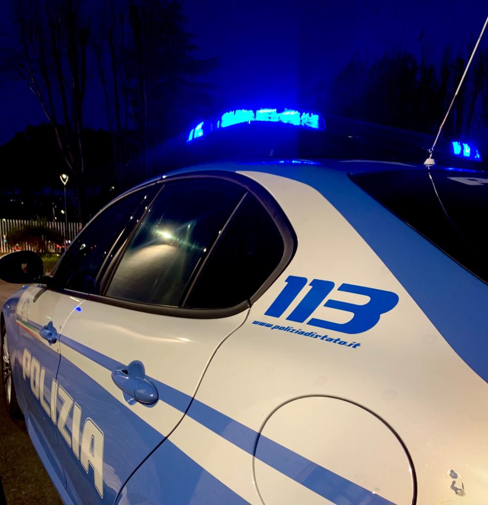 Roma, 19enne si lancia dall’auto in corsa: fuga dalla Polizia, droga dal finestrino e un arresto