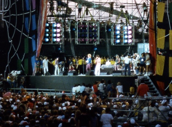 Live Aid 1985, il concerto che fermò il mondo: artisti, Queen a Wembley, fondi raccolti e retroscena Il pubblico del Live Aid 1985 allo stadio JFK di Philadelphia
