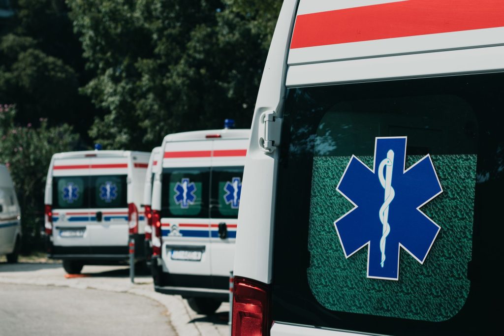 Caravaggio, auto abbatte un palo e si ribalta nel fosso: Darek muore a 9 anni, gravi mamma e fratellino di 6
