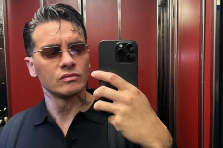 Alessandro Basciano in un selfie allo specchio con occhiali da sole