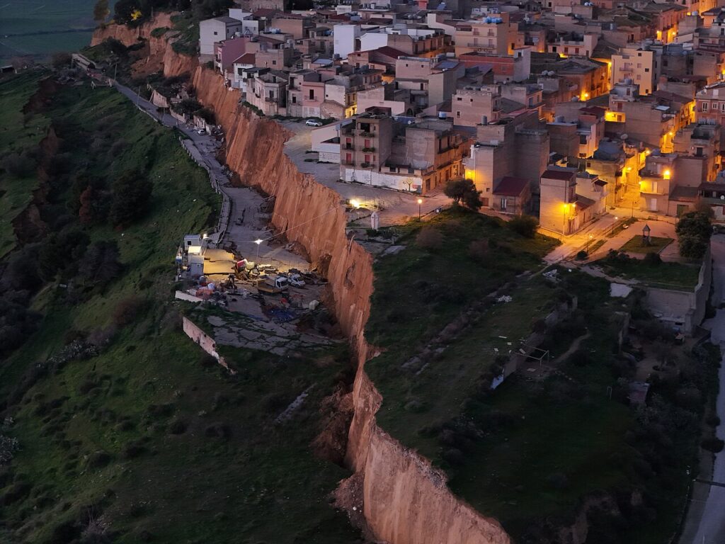 Frana a Niscemi, immagine del rischio idrogeologico durante l'allerta meteo