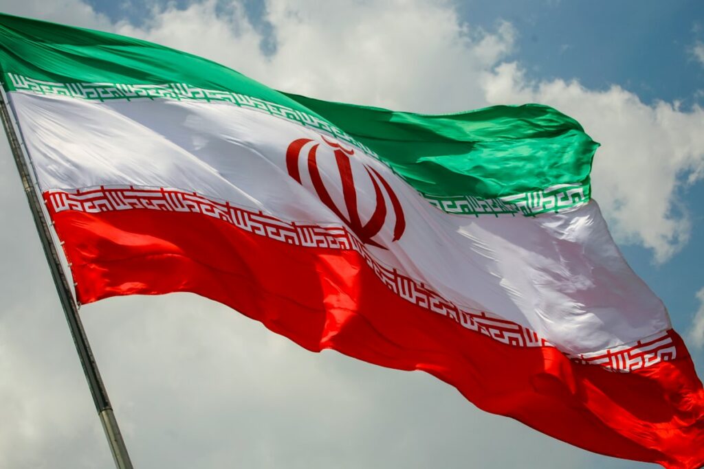 Bandiera dell’Iran contro il cielo, immagine illustrativa