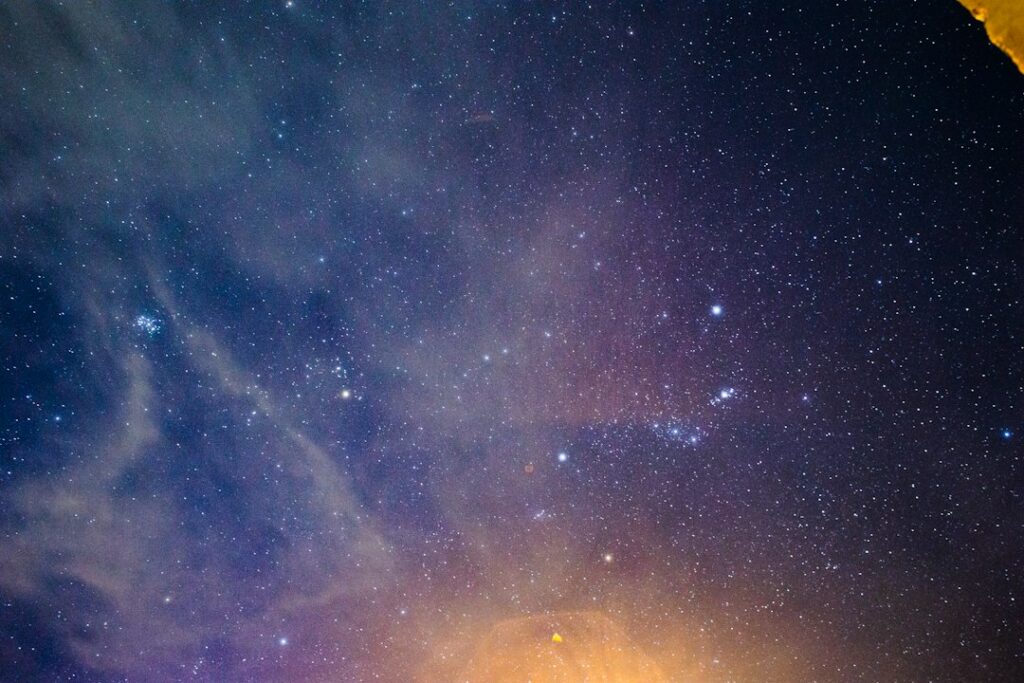 Cielo stellato notturno per l’oroscopo di oggi 14 ottobre 2026