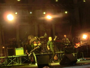 Enrico Ruggeri sul palco durante un concerto del 2015, fotografia d'archivio