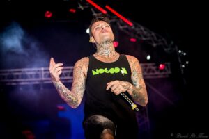 Fedez sul palco a Riccione nel 2016, fotografia d'archivio di Davide Di Ninno