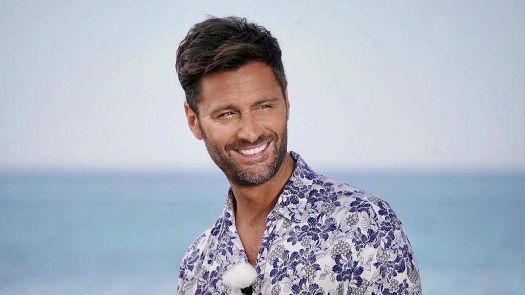Filippo Bisciglia, chi è: 49 anni, Temptation Island, l’addio a Pamela Camassa e il debutto a teatro Filippo Bisciglia sorridente in camicia floreale davanti al mare
