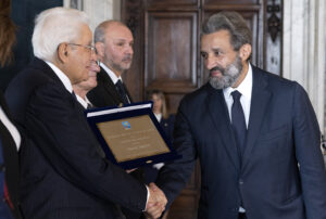 Flavio Insinna a destra con Sergio Mattarella al Quirinale il 28 ottobre 2022
