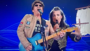 Gabriele Cirilli con la chitarra e Flavio Insinna a Tale e Quale Show nel 2025