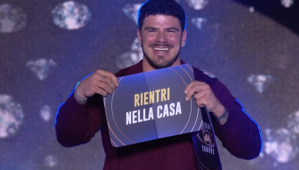 Giancarlo Danto mostra il biglietto di ritorno nella Casa durante la puntata del 9 ottobre 2026