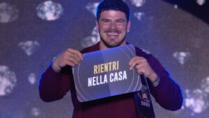 Giancarlo Danto mostra il biglietto di ritorno nella Casa durante la puntata del 9 ottobre 2026