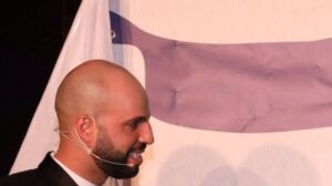 Jonathan Kashanian a un evento a Milano nel 2018, fotografato da Khitalia