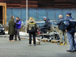 Marco Giallini sul set di Rocco Schiavone ad Aosta nel 2024, foto di repertorio