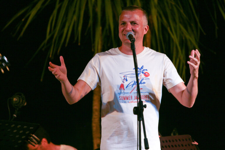 Max Paiella canta e suona la chitarra al Summer Jamboree di Senigallia nel 2013