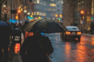Persona con ombrello sotto la pioggia, immagine di repertorio per le tendenze meteo settimanali