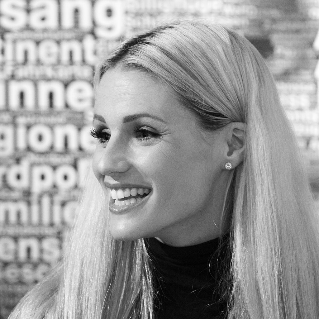 Zelig 30 stasera 6 ottobre: Michelle Hunziker, Ale e Franz, ospiti Gerry Scotti e Paolo Rossi Michelle Hunziker, conduttrice di Zelig 30