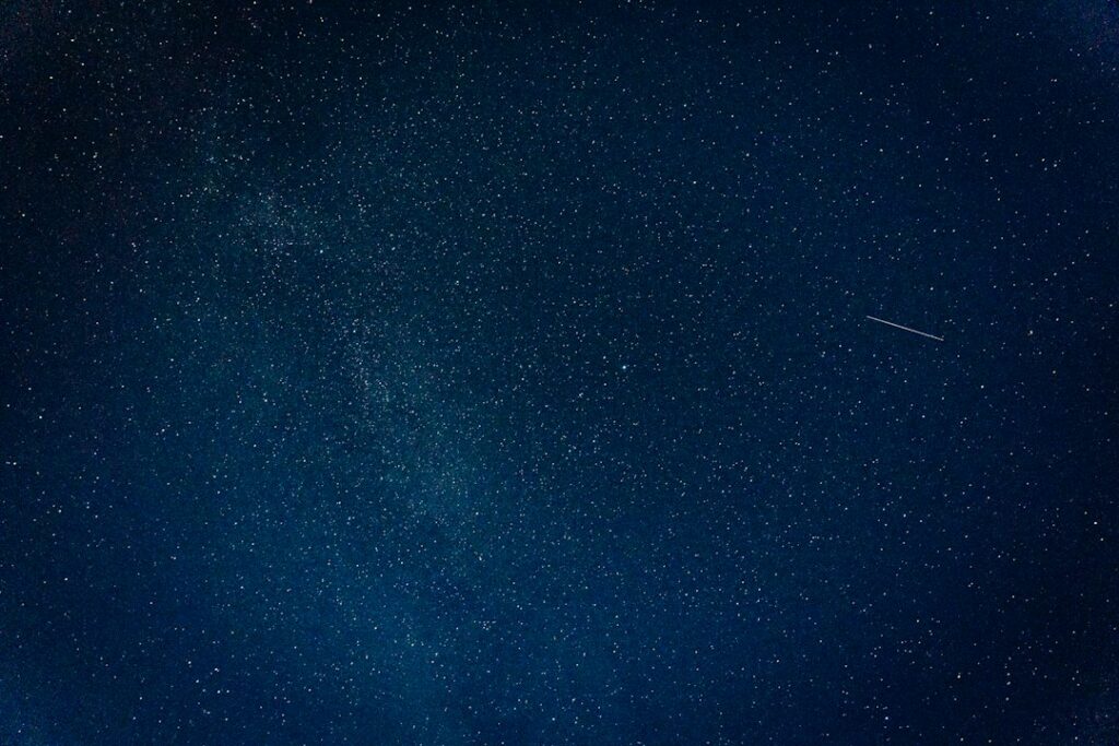 Cielo notturno con stella cadente per l’oroscopo di domenica 18 ottobre 2026