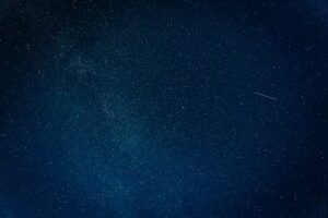 Cielo notturno con stella cadente per l’oroscopo di domenica 18 ottobre 2026