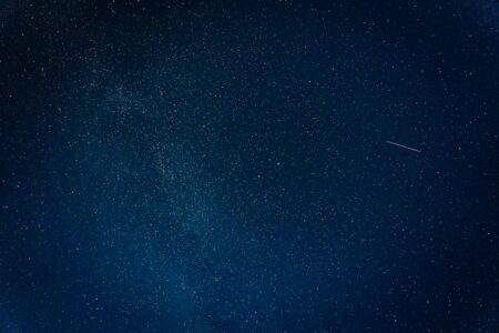 Oroscopo di oggi domenica 18 ottobre 2026: il semaforo dei segni tra amore, lavoro e fortuna Cielo notturno con stella cadente per l’oroscopo di domenica 18 ottobre 2026