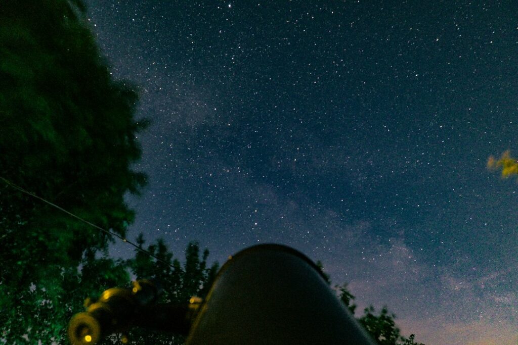 Telescopio sotto il cielo stellato per l’oroscopo di lunedì 19 ottobre 2026