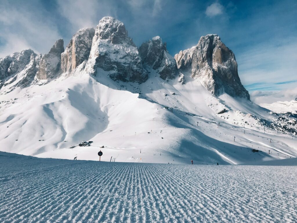 Paesaggio innevato del Sassolungo sulle Dolomiti, immagine illustrativa dell’inverno