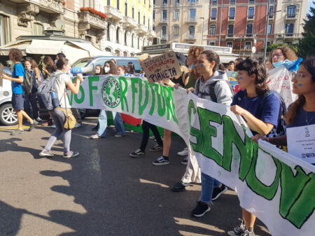 Studenti in corteo durante una manifestazione a Milano