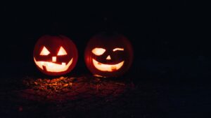 Zucca intagliata e illuminata per Halloween 2026