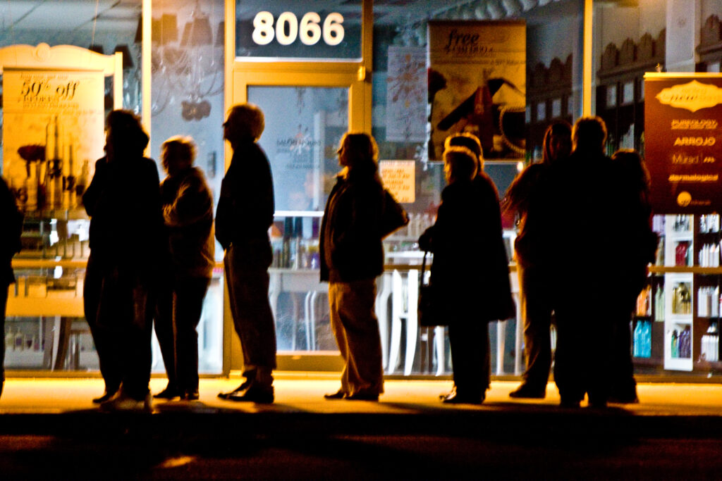 Persone in fila davanti a un negozio durante il Black Friday