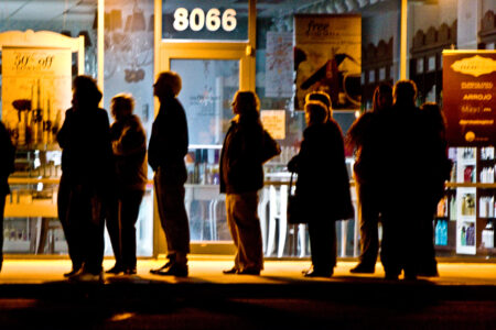 Black Friday 2026: quando inizia in Italia, data, Cyber Monday e come riconoscere gli sconti veri Persone in fila davanti a un negozio durante il Black Friday